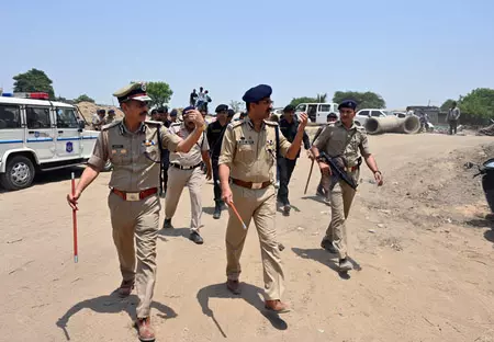 ट्रक से हेलमेट सप्लाई की आड़ में शराब तस्करी, 10 हजार बोतलें जब्त ट्रक से हेलमेट सप्लाई की आड़ में शराब तस्करी, 10 हजार बोतलें जब्त