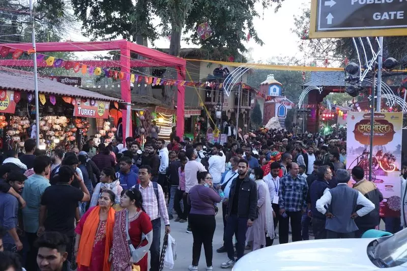 Surajkund त्रासदी के एक दिन बाद, मेले में 2.25 लाख से ज़्यादा लोग आए Surajkund त्रासदी के एक दिन बाद, मेले में 2.25 लाख से ज़्यादा लोग आए