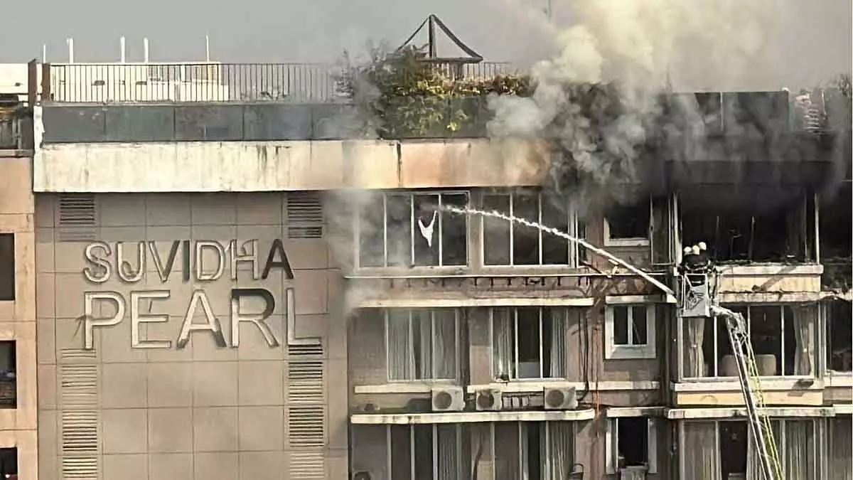 Mumbai : विले पार्ले की एक रिहायशी बिल्डिंग में आग लगी Mumbai : विले पार्ले की एक रिहायशी बिल्डिंग में आग लगी