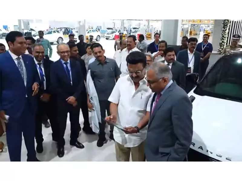 एम.के. स्टालिन ने पनपक्कम में टाटा मोटर्स JLR का उद्घाटन किया एम.के. स्टालिन ने पनपक्कम में टाटा मोटर्स JLR का उद्घाटन किया