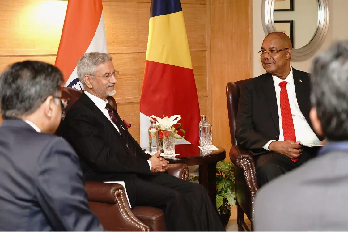 EAM जयशंकर ने सेशेल्स के राष्ट्रपति हर्मिनी से मुलाकात की EAM जयशंकर ने सेशेल्स के राष्ट्रपति हर्मिनी से मुलाकात की