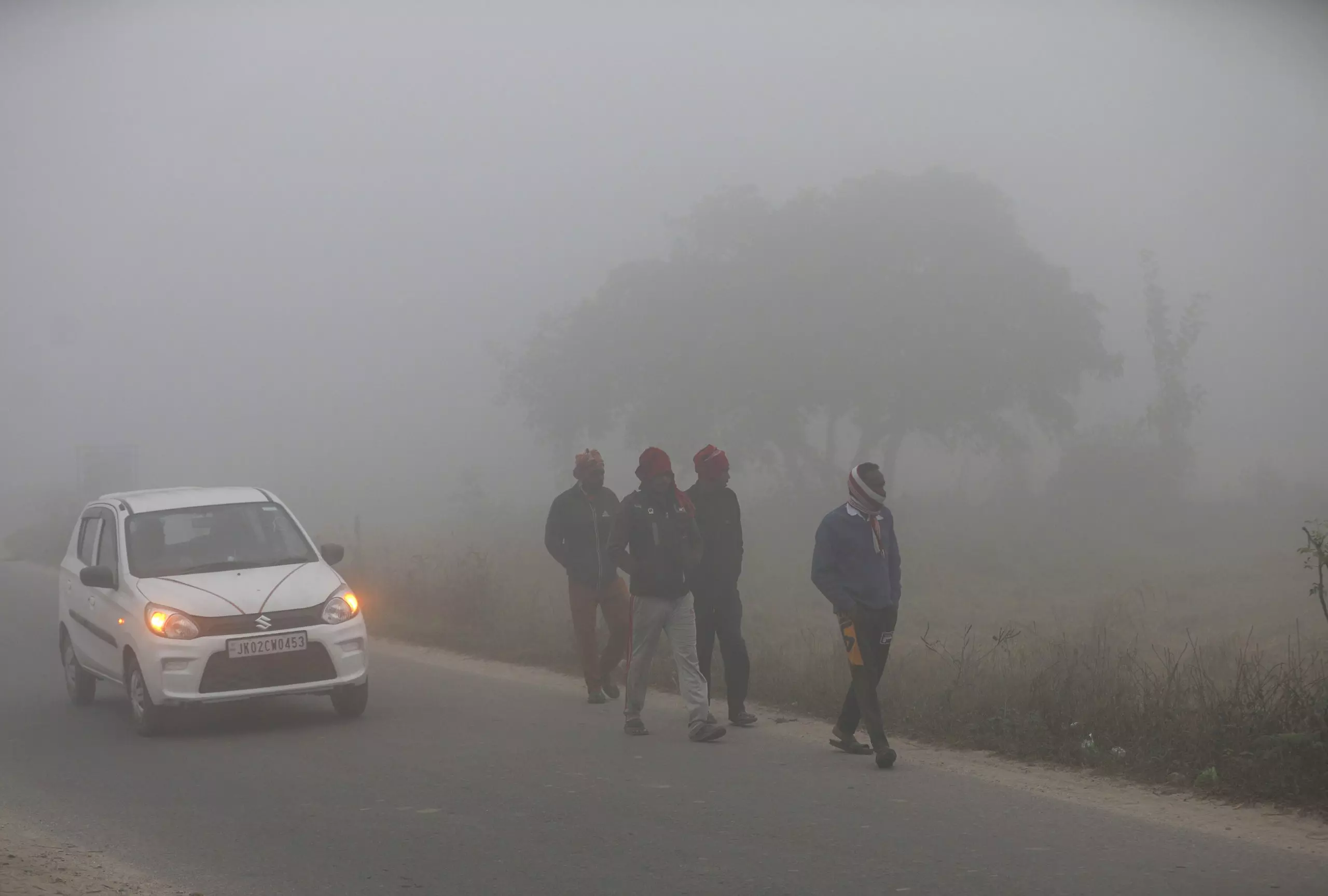 Ranchi: ठंड ने बढ़ाई मुश्किलें, रांची में घना कोहरा Ranchi: ठंड ने बढ़ाई मुश्किलें, रांची में घना कोहरा