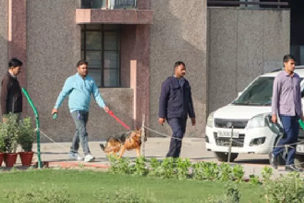 Delhi के कई स्कूलों को बम की धमकी मिली, पुलिस ने जांच शुरू की Delhi के कई स्कूलों को बम की धमकी मिली, पुलिस ने जांच शुरू की
