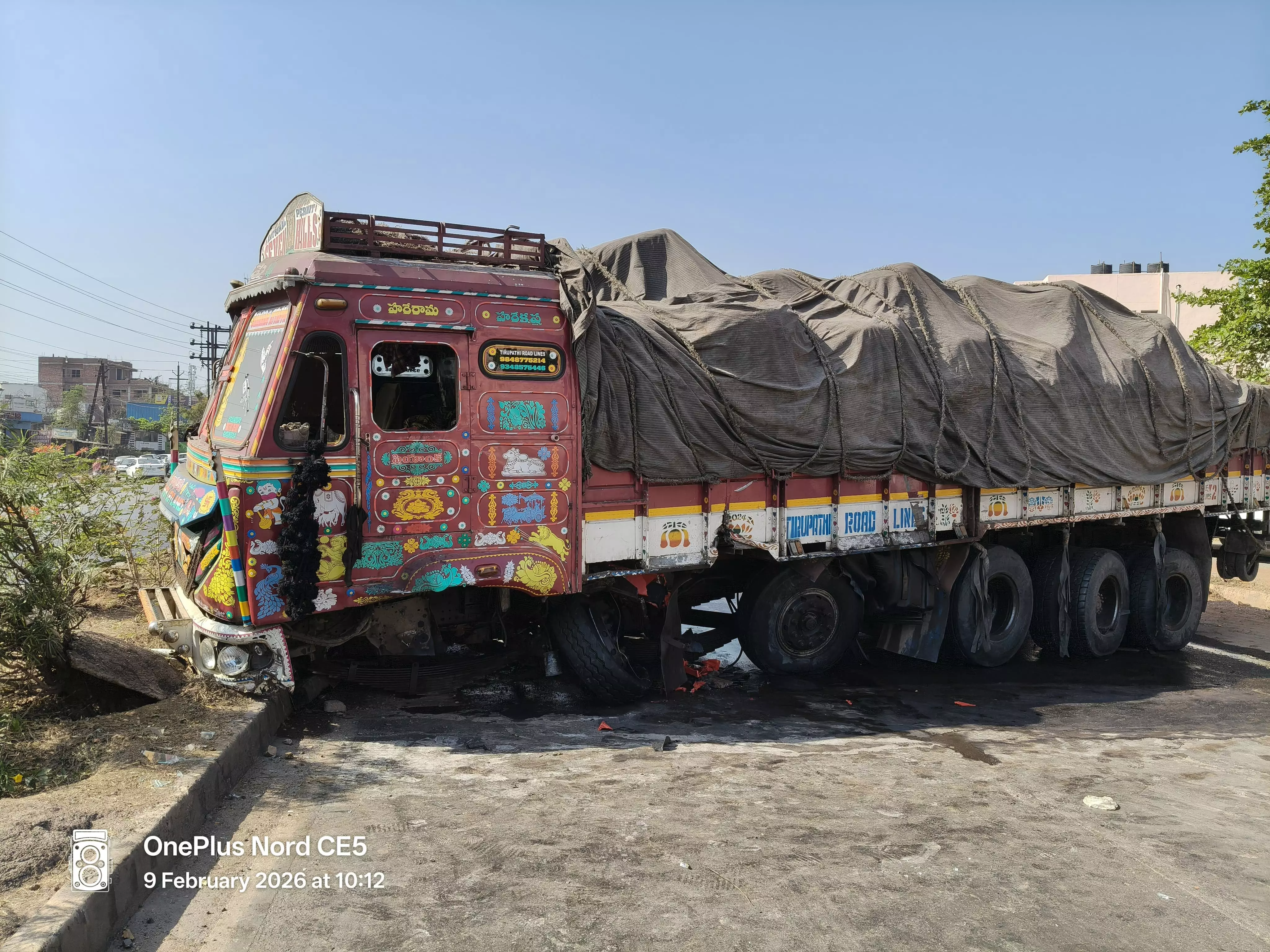 रायपुर PWD ब्रिज के पास एक्सीडेंट, बेकाबू ट्रक डिवाइडर से टकराया रायपुर PWD ब्रिज के पास एक्सीडेंट, बेकाबू ट्रक डिवाइडर से टकराया