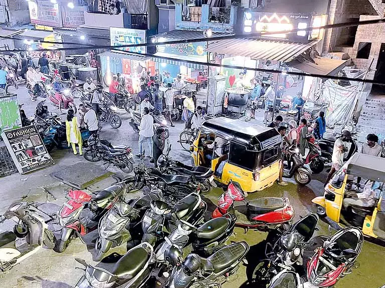 Pulianthope के डेकोस्टर रोड पर बढ़ते नाइट फूड कल्चर के पीछे निवासियों की आवाज़ Pulianthope के डेकोस्टर रोड पर बढ़ते नाइट फूड कल्चर के पीछे निवासियों की आवाज़