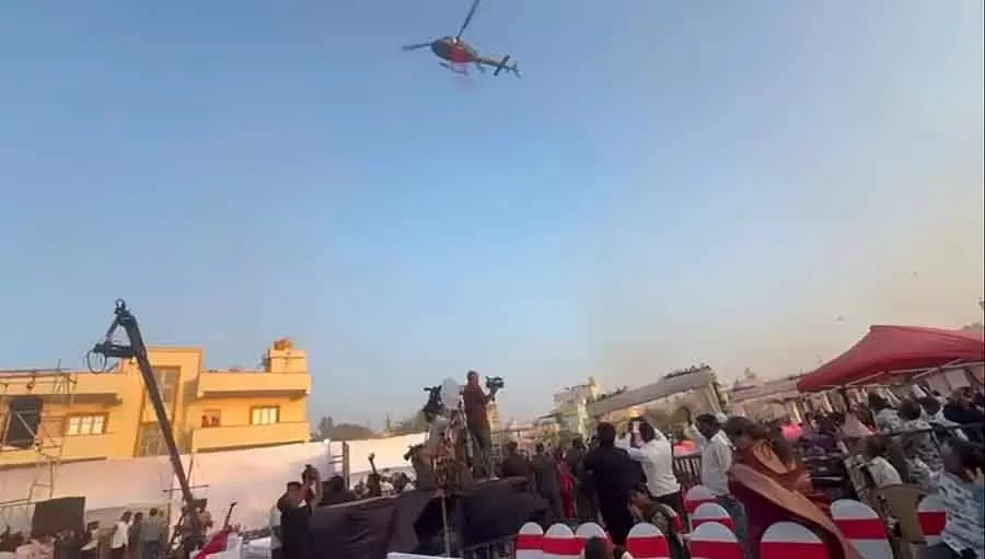 Attibele : छात्रों और अभिभावकों पर हेलीकॉप्टर से फूलों की बारिश Attibele : छात्रों और अभिभावकों पर हेलीकॉप्टर से फूलों की बारिश