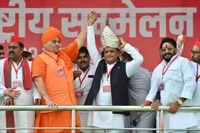 Lucknow: अमेरिका-भारत ट्रेड डील पर सियासी संग्राम, अखिलेश का केंद्र पर तंज Lucknow: अमेरिका-भारत ट्रेड डील पर सियासी संग्राम, अखिलेश का केंद्र पर तंज