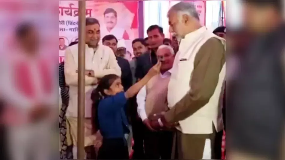 रिपोर्टर बच्ची ने कैबिनेट मंत्री का लिया इंटरव्यू, वीडियो वायरल रिपोर्टर बच्ची ने कैबिनेट मंत्री का लिया इंटरव्यू, वीडियो वायरल