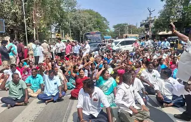 Kanchipuram में ग्राम सहायकों ने सड़क जाम की: 183 लोग गिरफ्तार Kanchipuram में ग्राम सहायकों ने सड़क जाम की: 183 लोग गिरफ्तार