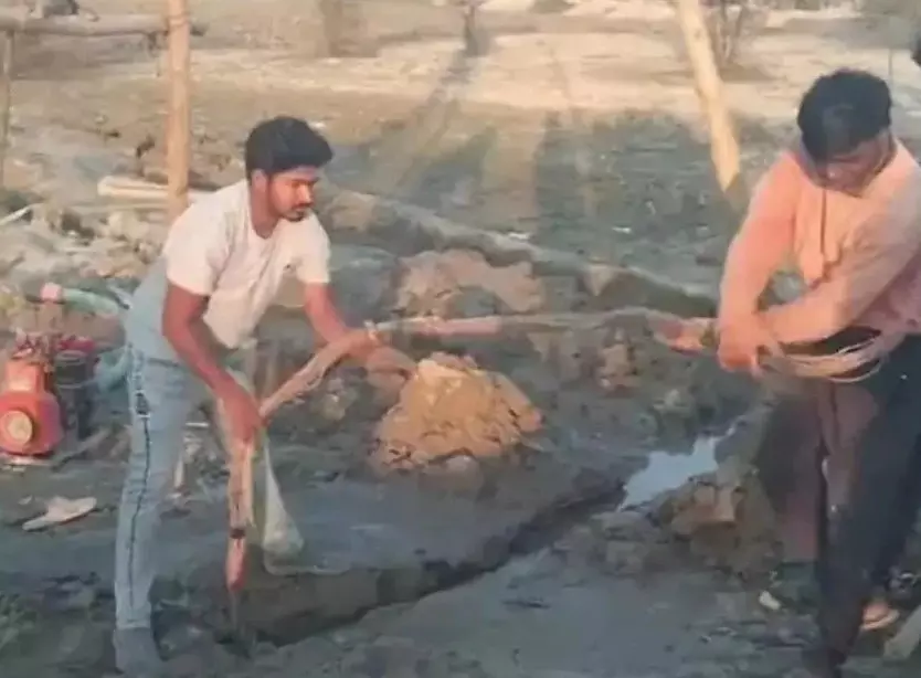 Farrukhabad: डीजल मिलने की सूचना पर हड़कंप, 200 फीट तक जांच Farrukhabad: डीजल मिलने की सूचना पर हड़कंप, 200 फीट तक जांच