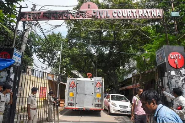 Patna की दो अदालतों में बम की धमकी, जांच जारी Patna की दो अदालतों में बम की धमकी, जांच जारी