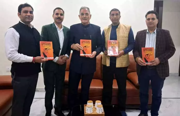 LG Ladakh ने कंटूर्स ऑफ चेंज, बीजेपी एंड द न्यू कश्मीर पैराडाइम किताब लॉन्च की LG Ladakh ने कंटूर्स ऑफ चेंज, बीजेपी एंड द न्यू कश्मीर पैराडाइम किताब लॉन्च की