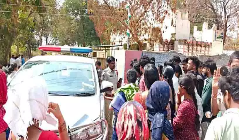 Venkepalli युगल बालाजी नायक और रजिता दो बच्चों के साथ Venkepalli युगल बालाजी नायक और रजिता दो बच्चों के साथ