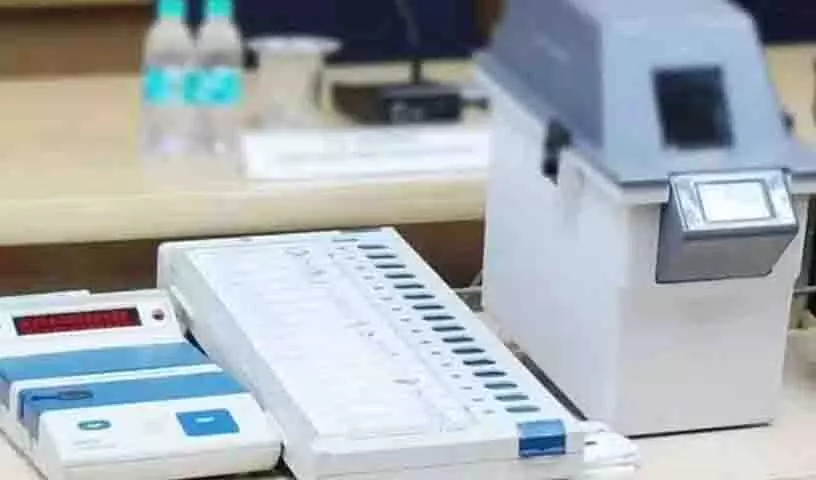 सोलापुर के एक भोजनालय के पास 2 EVM मिले, चुनाव आयोग ने उन्हें रिज़र्व डिवाइस बताया सोलापुर के एक भोजनालय के पास 2 EVM मिले, चुनाव आयोग ने उन्हें रिज़र्व डिवाइस बताया