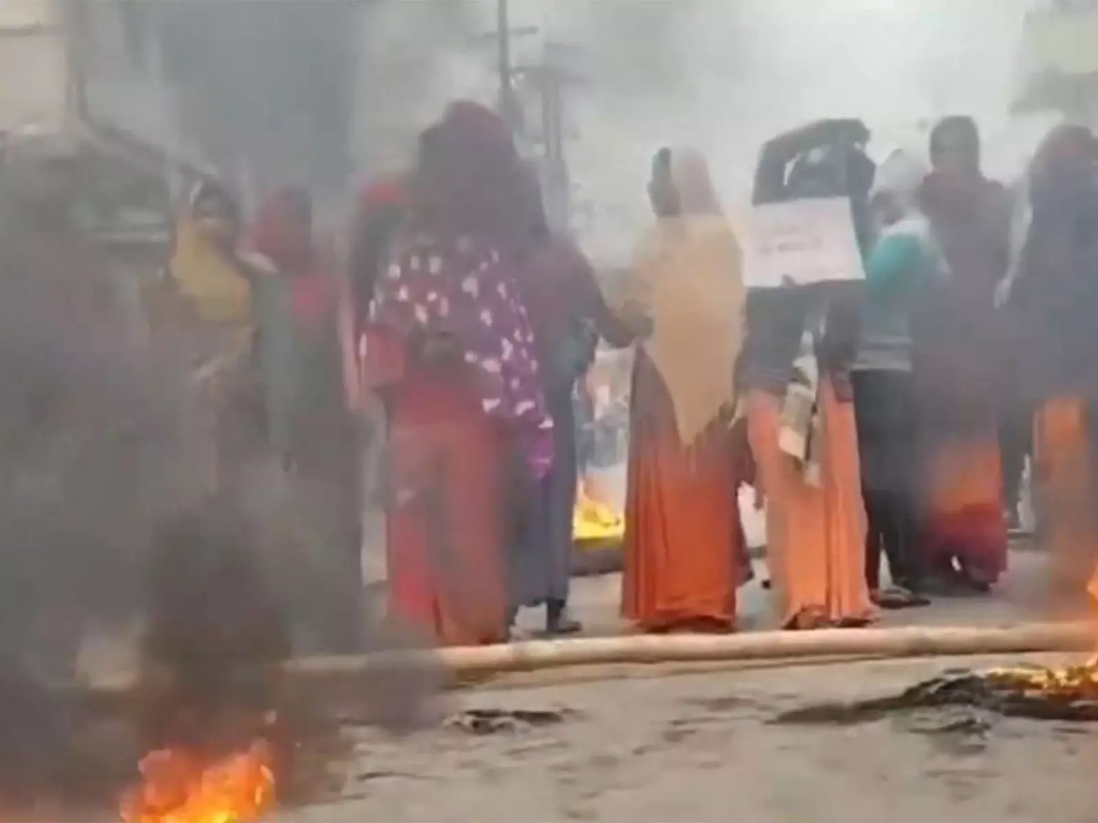 Darbhanga में नाबालिग से बलात्कार और हत्या के मामले में जनता ने आरोपियों को सौंपने की मांग की Darbhanga में नाबालिग से बलात्कार और हत्या के मामले में जनता ने आरोपियों को सौंपने की मांग की