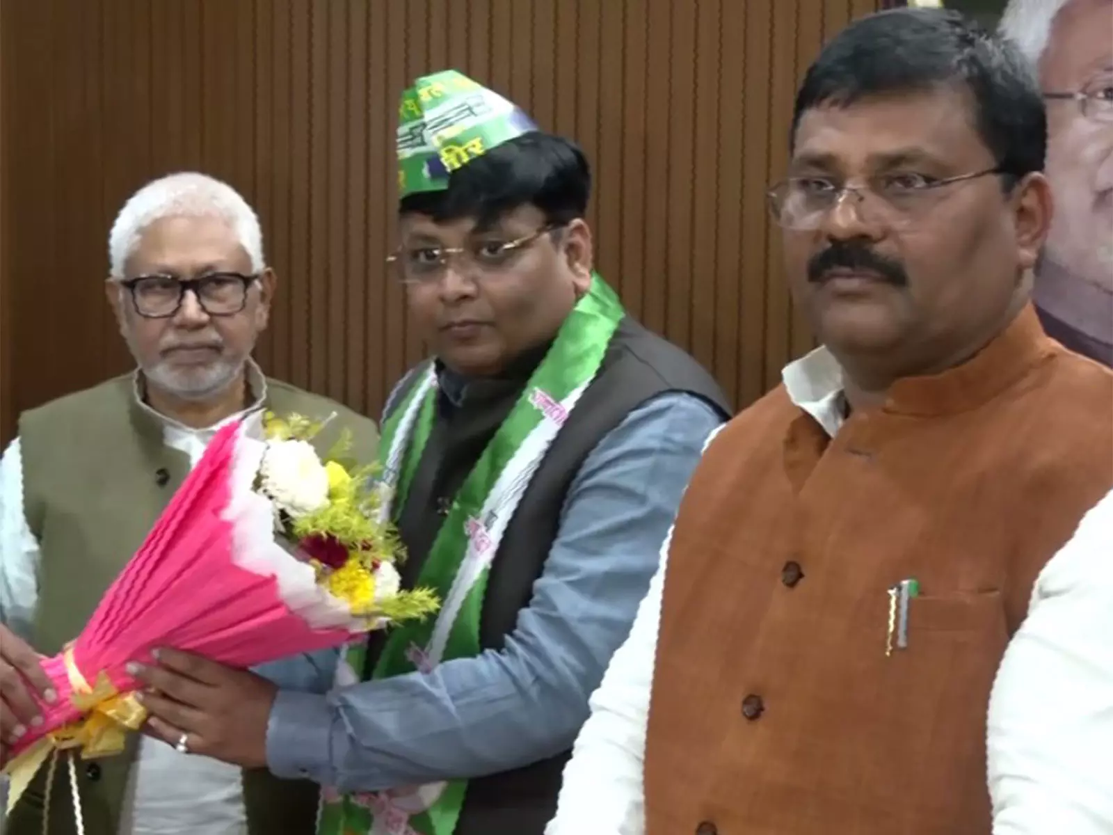 CPI के पूर्व नेता पुष्कर आनंद जेडीयू में शामिल हुए, नीतीश कुमार के सुधारों की सराहना की CPI के पूर्व नेता पुष्कर आनंद जेडीयू में शामिल हुए, नीतीश कुमार के सुधारों की सराहना की