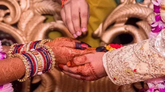 Bhind: दहेज विवाद, दूल्हे के पिता ने 51 लाख लौटाए और कहा, बेटी चाहिए Bhind: दहेज विवाद, दूल्हे के पिता ने 51 लाख लौटाए और कहा, बेटी चाहिए