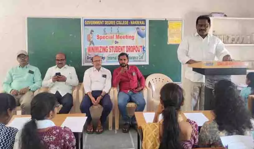 Dr. Belli Yadayya ने ग्रामीण गरीब और मध्यम वर्ग के छात्रों से डिग्री पूरी करने का आग्रह किया Dr. Belli Yadayya ने ग्रामीण गरीब और मध्यम वर्ग के छात्रों से डिग्री पूरी करने का आग्रह किया