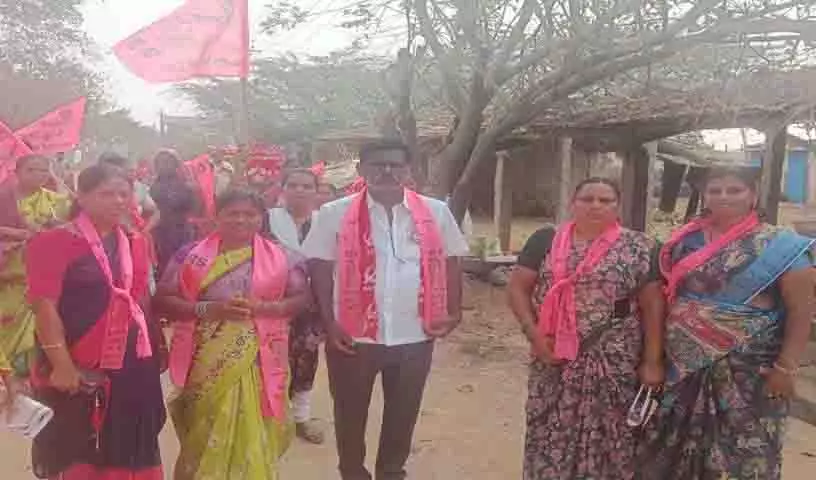 नलगोंडा में BRS के 8वें डिवीजन के उम्मीदवार ने कार सिंबल पर वोट देने की अपील की नलगोंडा में BRS के 8वें डिवीजन के उम्मीदवार ने कार सिंबल पर वोट देने की अपील की