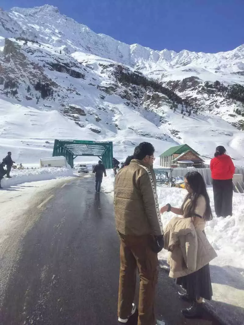अटल टनल फिर से खुली, पर्यटक Lahaul के बर्फीले नजारों का लुत्फ उठाने पहुंचे अटल टनल फिर से खुली, पर्यटक Lahaul के बर्फीले नजारों का लुत्फ उठाने पहुंचे