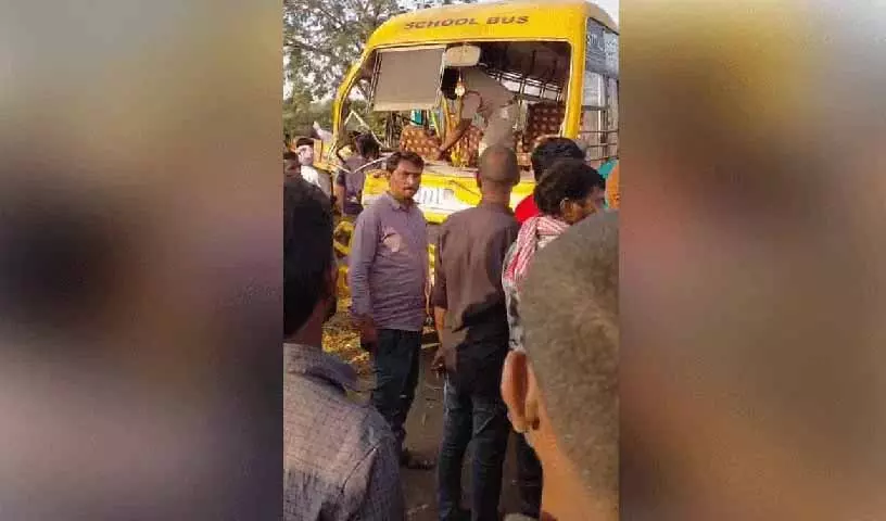 Warangal में ट्रैक्टर और स्कूल बस की टक्कर में नाबालिग समेत दो लोगों की मौत Warangal में ट्रैक्टर और स्कूल बस की टक्कर में नाबालिग समेत दो लोगों की मौत