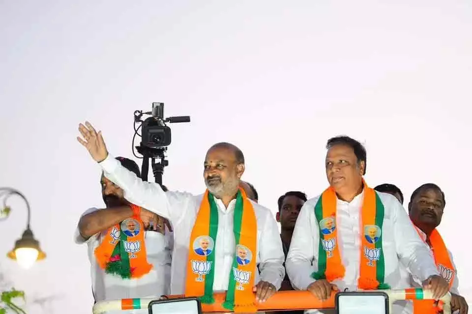Bandi Sanjay का आरोप: करीमनगर चुनाव में कांग्रेस-MIM का बीजेपी विरोधी समझौता Bandi Sanjay का आरोप: करीमनगर चुनाव में कांग्रेस-MIM का बीजेपी विरोधी समझौता