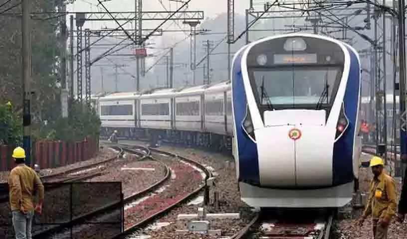 UP के शाहजहांपुर में वंदे भारत एक्सप्रेस से 16 साल के लड़के की मौत हो गई UP के शाहजहांपुर में वंदे भारत एक्सप्रेस से 16 साल के लड़के की मौत हो गई