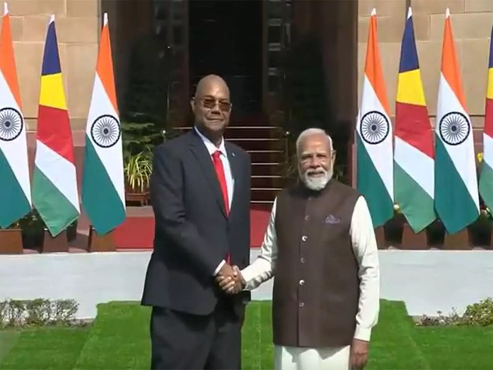 PM नरेंद्र मोदी ने सेशेल्स के राष्ट्रपति पैट्रिक हर्मिनी से मुलाकात की PM नरेंद्र मोदी ने सेशेल्स के राष्ट्रपति पैट्रिक हर्मिनी से मुलाकात की