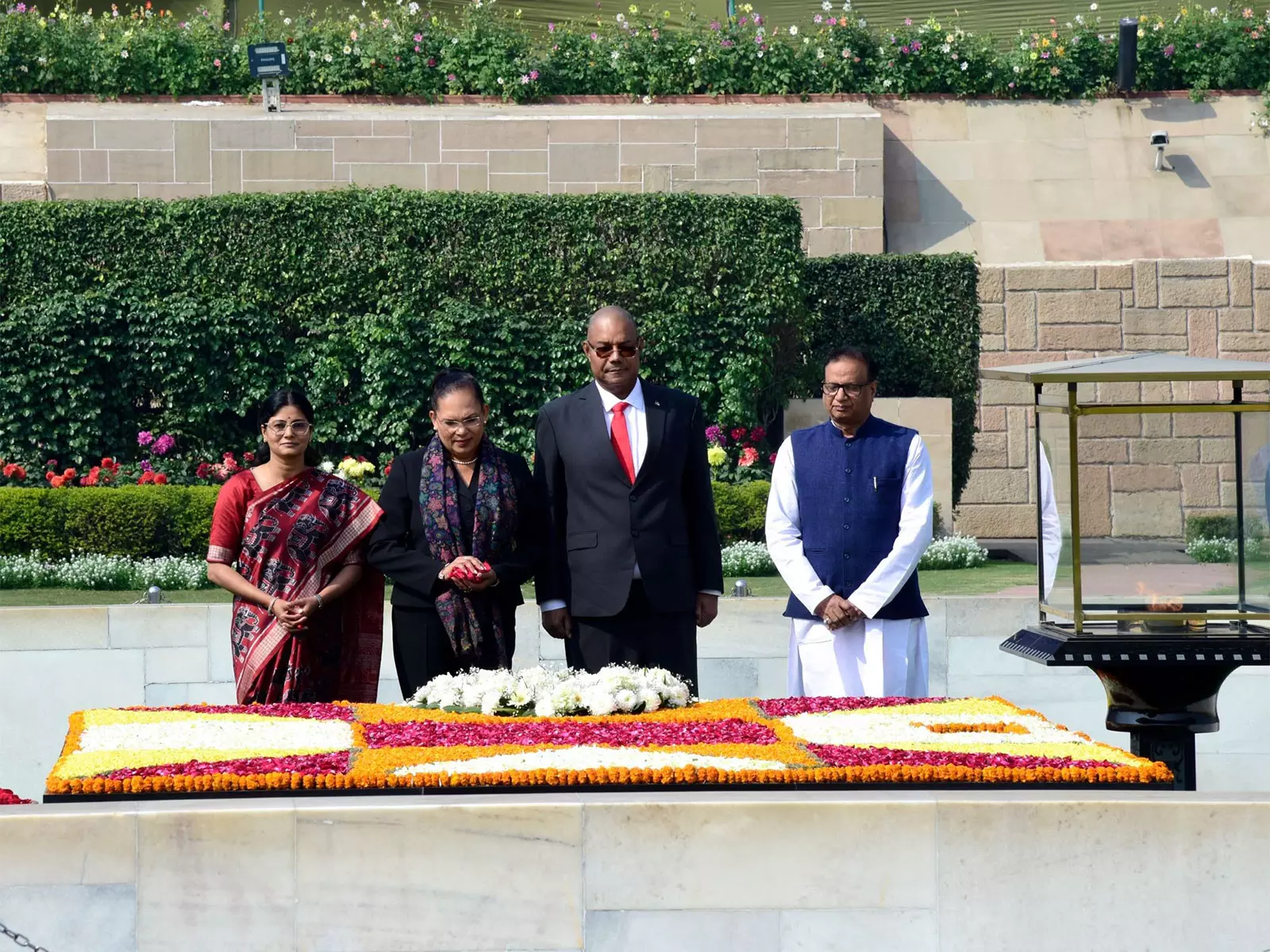सेशेल्स के राष्ट्रपति पैट्रिक हर्मिनी ने Rajghat पर श्रद्धांजलि अर्पित की सेशेल्स के राष्ट्रपति पैट्रिक हर्मिनी ने Rajghat पर श्रद्धांजलि अर्पित की