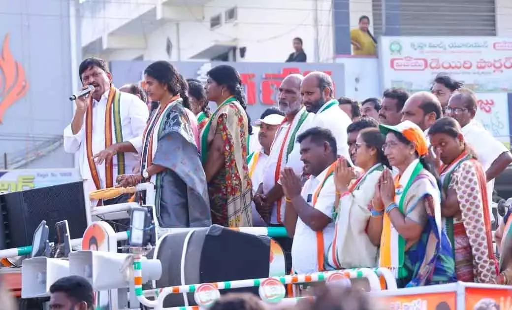 Edulapuram में विपक्षी नेताओं के खिलाफ सख्त कार्रवाई का एलान, मंत्री पोंगुलेटी ने चेतावनी दी Edulapuram में विपक्षी नेताओं के खिलाफ सख्त कार्रवाई का एलान, मंत्री पोंगुलेटी ने चेतावनी दी