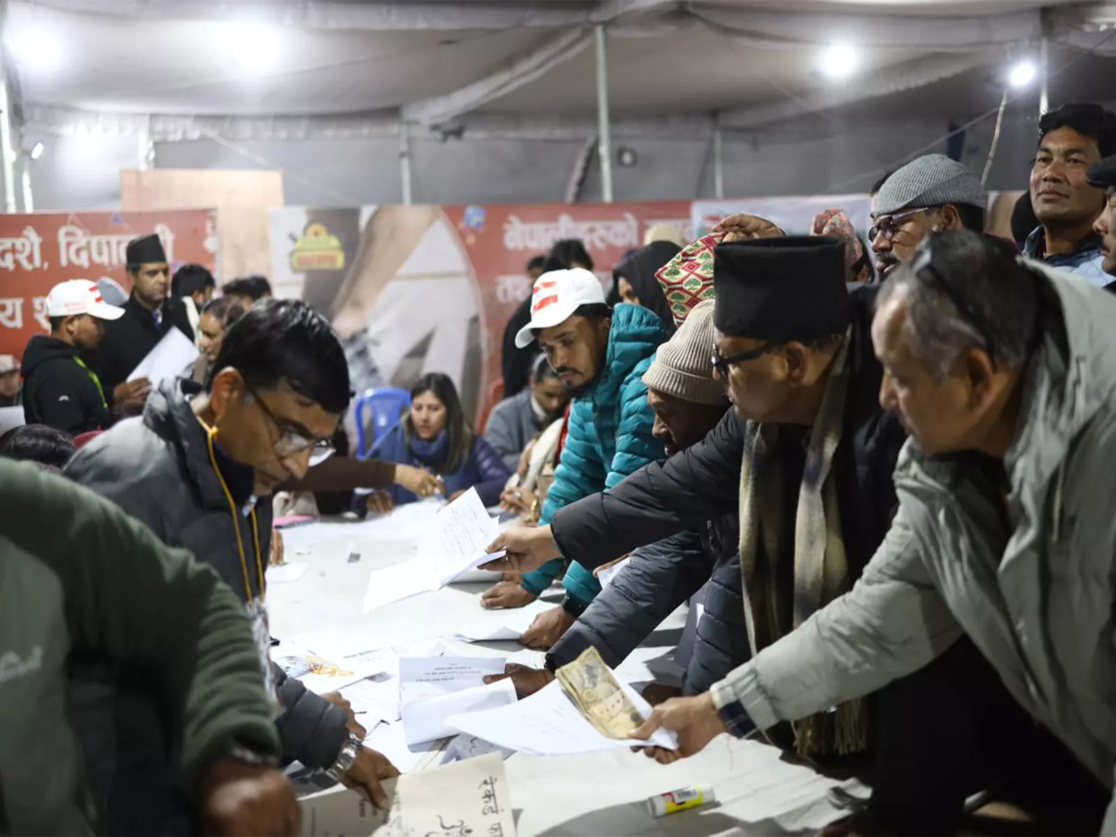 Nepal: चुनाव आयोग ने 5 मार्च को होने वाले चुनावों के लिए दूरदराज के जिलों में मतपेटियां भेजना शुरू कर दिया Nepal: चुनाव आयोग ने 5 मार्च को होने वाले चुनावों के लिए दूरदराज के जिलों में मतपेटियां भेजना शुरू कर दिया