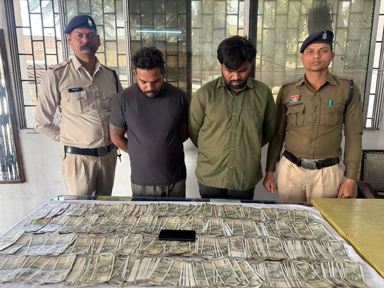 रकम को 100 गुना करने का झांसा देकर ठगी की घटना को अंजाम देने वाले 2 आरोपी गिरफ्तार रकम को 100 गुना करने का झांसा देकर ठगी की घटना को अंजाम देने वाले 2 आरोपी गिरफ्तार