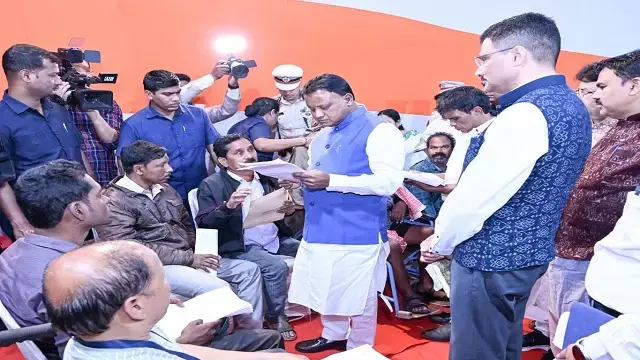 Odisha में मुख्यमंत्री सीधे जनता की शिकायतें सुनते हैं, 94% मामले सुलझाए Odisha में मुख्यमंत्री सीधे जनता की शिकायतें सुनते हैं, 94% मामले सुलझाए