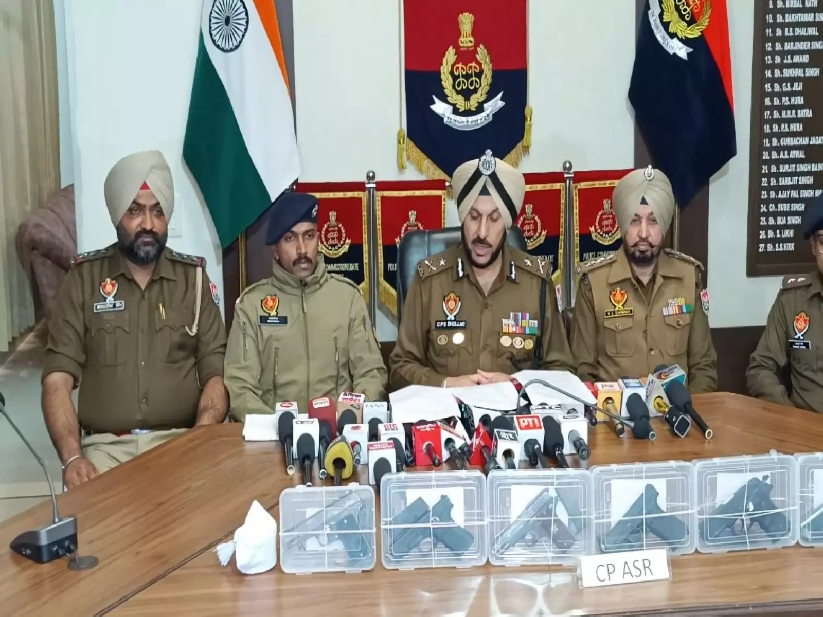 Amritsar में पिस्तौल, हेरोइन और 11.9 लाख रुपये की ड्रग मनी के साथ पांच लोग गिरफ्तार Amritsar में पिस्तौल, हेरोइन और 11.9 लाख रुपये की ड्रग मनी के साथ पांच लोग गिरफ्तार