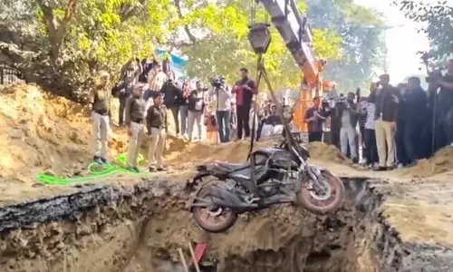 ठेकेदारों की गिरफ्तारी जल्द, दिल्ली गड्ढे हादसे पर अपडेट ठेकेदारों की गिरफ्तारी जल्द, दिल्ली गड्ढे हादसे पर अपडेट