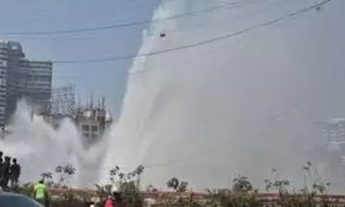 Mumbai :खुदाई के  दौरान एक मुख्य वॉटर पाइपलाइन  फटी,राहगीरों में अफरा-तफरी