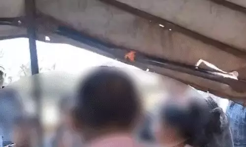 ऑटो चालक छेड़छाड़ करता था बच्चियों से, महिला ने सरेआम कर दी पिटाई