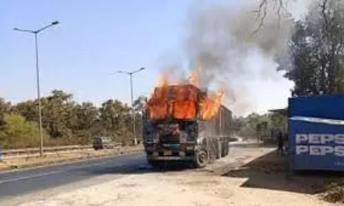 Jharkhand:हाईवे पर हादसा, आग के गोले में तब्दील हुआ ट्रक Jharkhand:हाईवे पर हादसा, आग के गोले में तब्दील हुआ ट्रक