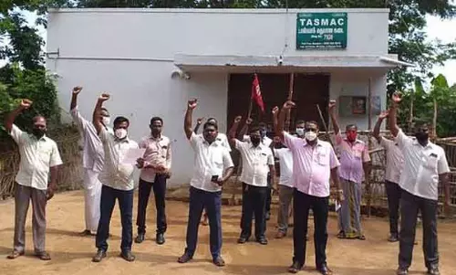 TASMAC कर्मचारियों ने 3 घंटे तक दुकान बंद रखकर विरोध प्रदर्शन किया TASMAC कर्मचारियों ने 3 घंटे तक दुकान बंद रखकर विरोध प्रदर्शन किया