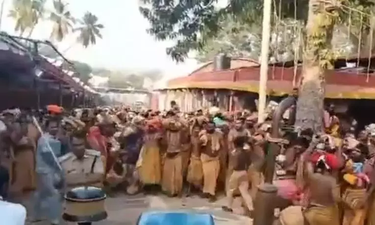 Andhra: श्रीशैलम मंदिर में भीड़ को कंट्रोल करने के लिए लाठीचार्ज