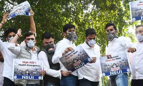 NSUI ने Delhi में ज़हरीली हवा पर पब्लिक हेल्थ इमरजेंसी की मांग की NSUI ने Delhi में ज़हरीली हवा पर पब्लिक हेल्थ इमरजेंसी की मांग की