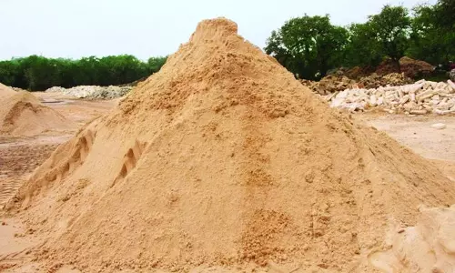 नदी में रेत चोरी पर सख्त कार्रवाई, अभय कन्स्ट्रक्शन के खिलाफ FIR दर्ज