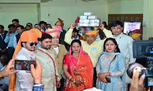 OMG! 81 लाख नकद, 25 तोला सोना...ये खबर सुर्खियों में है