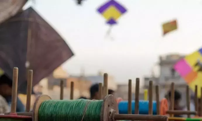 पतंग उड़ाने के दौरान हुए हादसे में लड़के की मौत