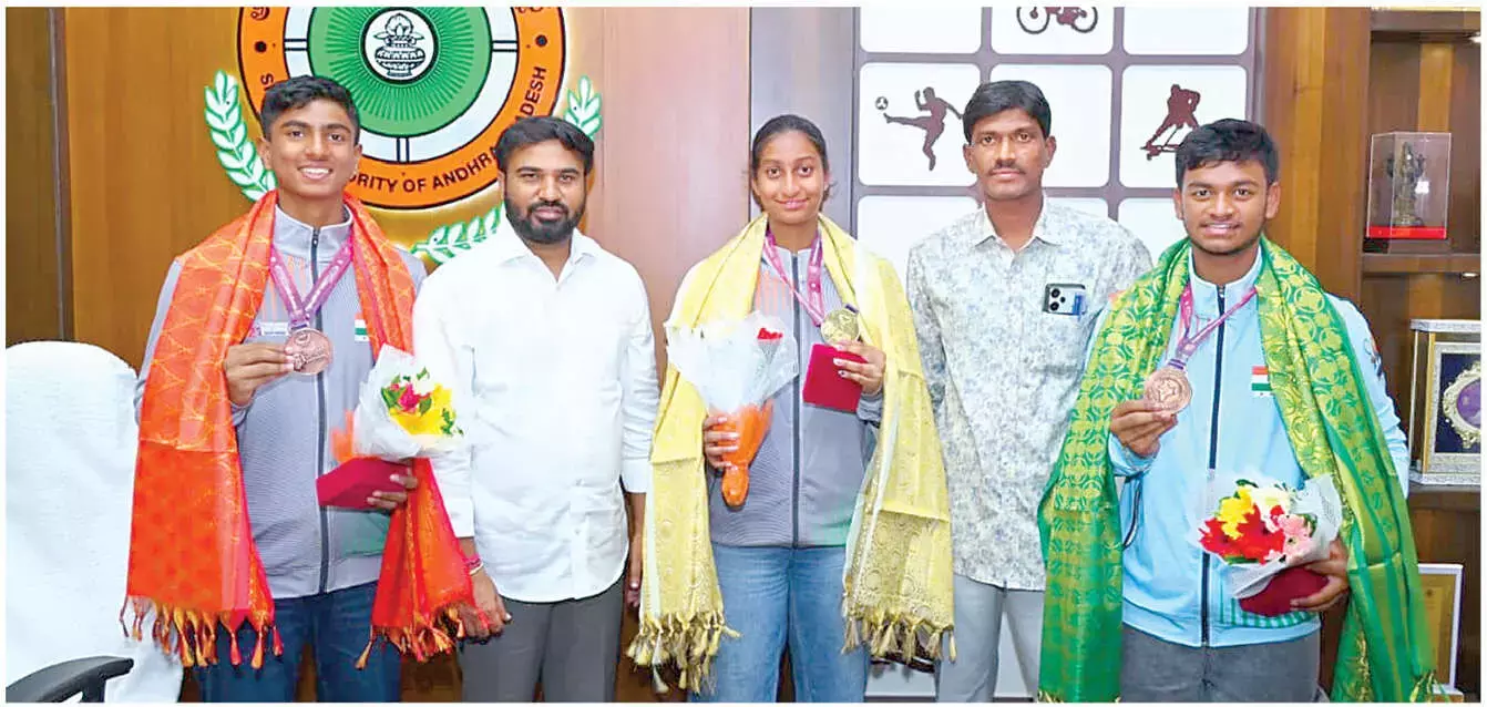 Andhra: एशियाई जूनियर चैंपियनशिप में AP के खिलाड़ियों ने चमक बिखेरी Andhra: एशियाई जूनियर चैंपियनशिप में AP के खिलाड़ियों ने चमक बिखेरी