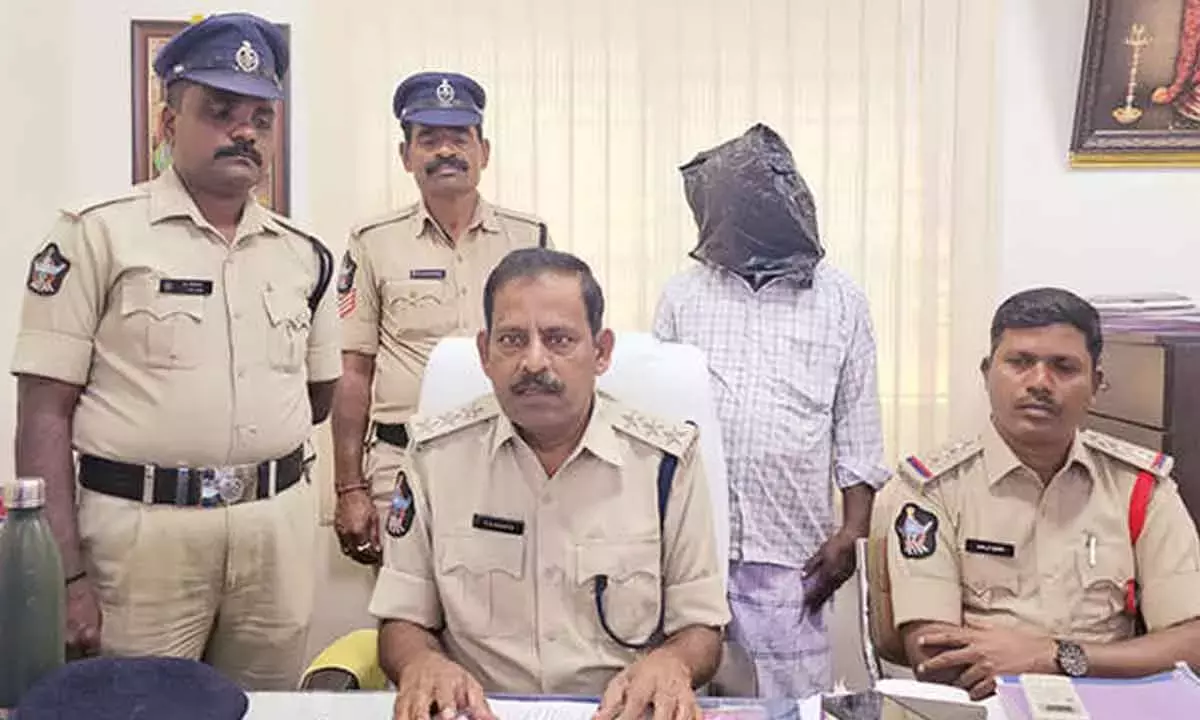 Andhra: पुथलापट्टू पुलिस ने कुख्यात गांजा तस्कर को पकड़ा Andhra: पुथलापट्टू पुलिस ने कुख्यात गांजा तस्कर को पकड़ा