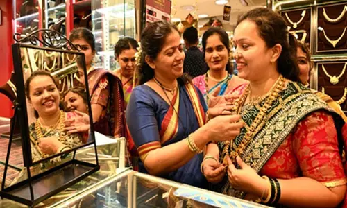 Profit बुकिंग और मजबूत डॉलर के बीच कीमती धातुओं की कीमतों में गिरावट