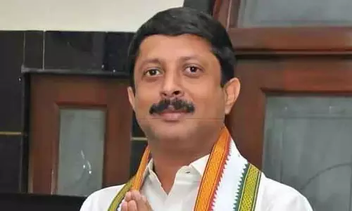 Vidhana Soudha : मंत्री बिरथी सुरेश के ऑफिस से लाखों कैश और सोने के गहने चोरी Vidhana Soudha : मंत्री बिरथी सुरेश के ऑफिस से लाखों कैश और सोने के गहने चोरी