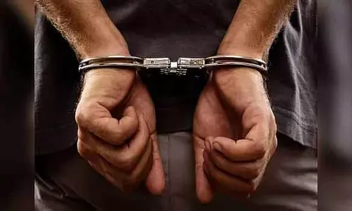 Karnataka : फर्जी दस्तावेज बनाकर जमीन बेचने के मामले में सब-रजिस्ट्रार समेत दो लोग गिरफ्तार Karnataka : फर्जी दस्तावेज बनाकर जमीन बेचने के मामले में सब-रजिस्ट्रार समेत दो लोग गिरफ्तार