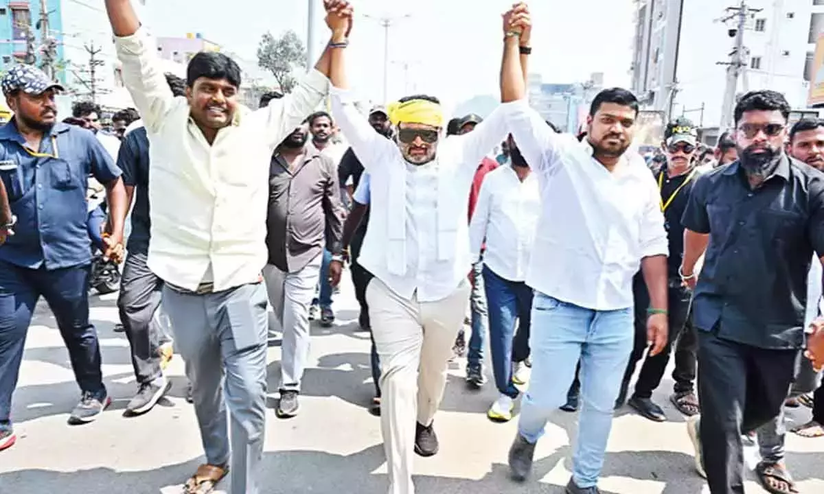 Andhra: बंदला गणेश की संकल्प यात्रा तिरुपति पहुंची Andhra: बंदला गणेश की संकल्प यात्रा तिरुपति पहुंची